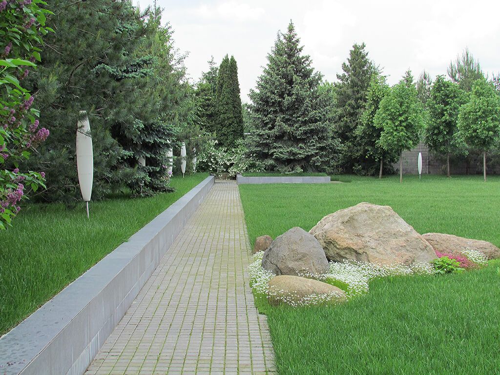 Частный объект, Одинцовский р-н: укладка газона, мощение, посадки растений, МАФы