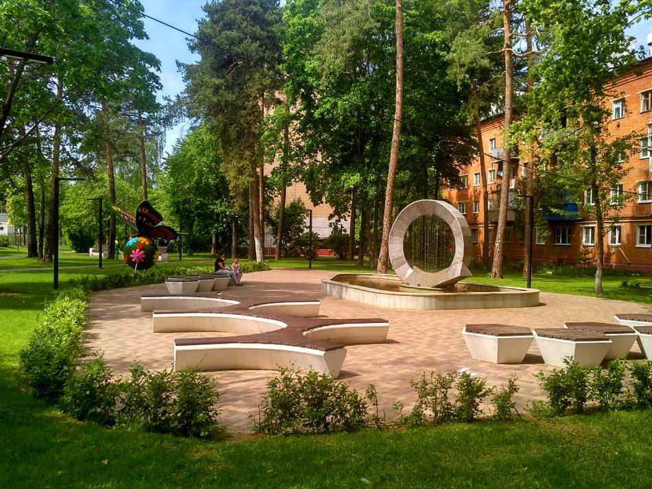 Пос. Горки: фонтан, клумба-павлин, оформление общественной территории
